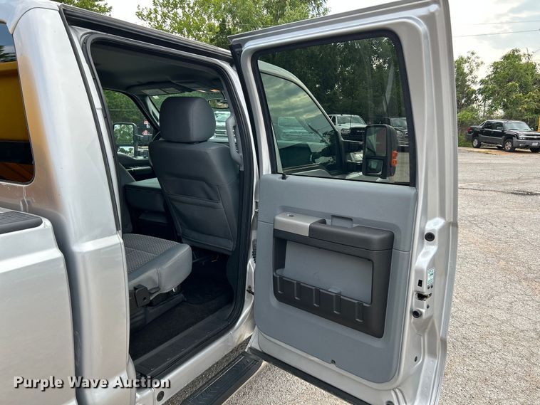 image for item NL9409 2016 Ford F350 Super Duty XLT  Crew Cab pickup truck