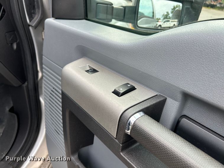 image for item NL9409 2016 Ford F350 Super Duty XLT  Crew Cab pickup truck