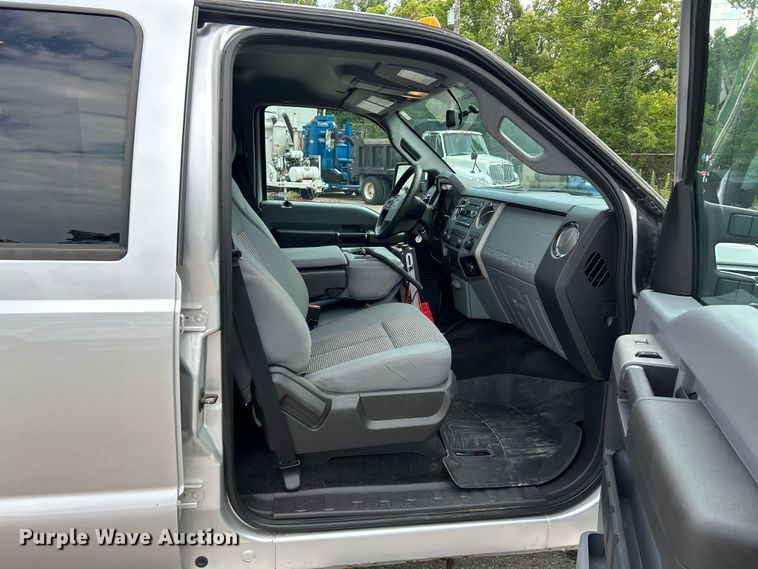 image for item NL9409 2016 Ford F350 Super Duty XLT  Crew Cab pickup truck