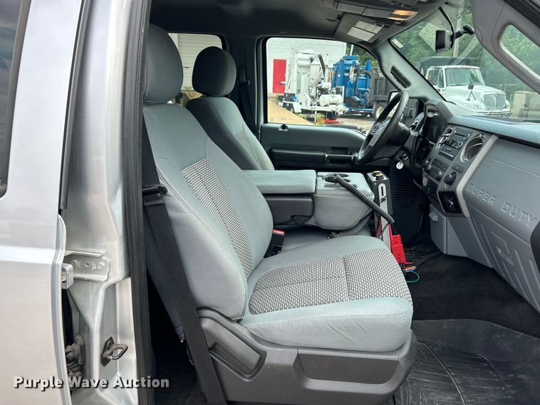 image for item NL9409 2016 Ford F350 Super Duty XLT  Crew Cab pickup truck