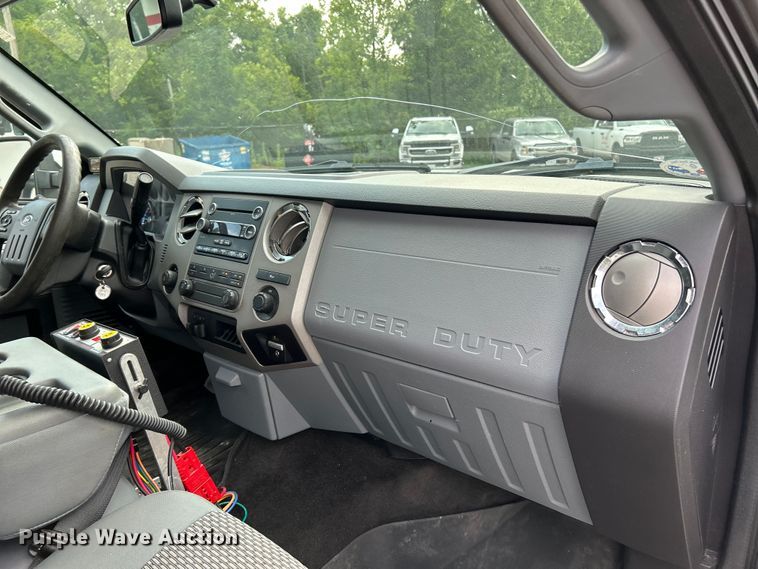 image for item NL9409 2016 Ford F350 Super Duty XLT  Crew Cab pickup truck