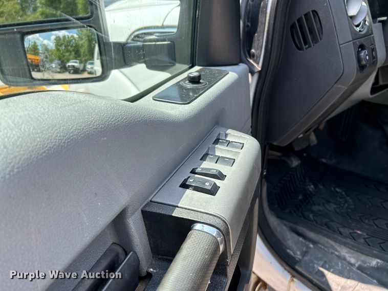 image for item NL9413 2015 Ford F350 Super Duty XLT  Crew Cab pickup truck