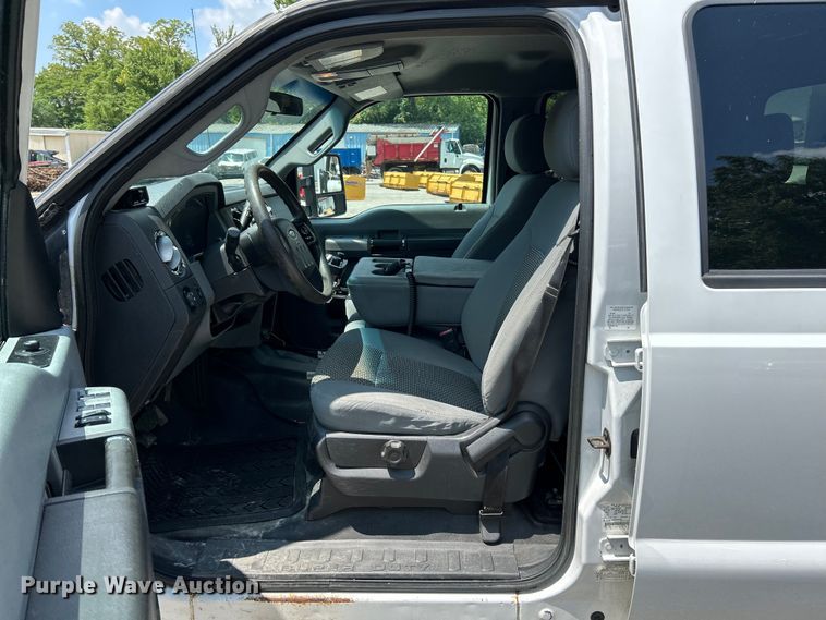 image for item NL9413 2015 Ford F350 Super Duty XLT  Crew Cab pickup truck