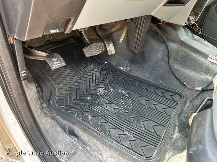 image for item NL9413 2015 Ford F350 Super Duty XLT  Crew Cab pickup truck