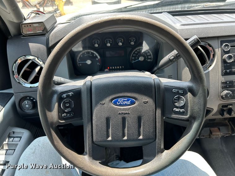 image for item NL9413 2015 Ford F350 Super Duty XLT  Crew Cab pickup truck