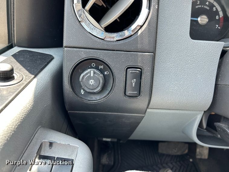 image for item NL9413 2015 Ford F350 Super Duty XLT  Crew Cab pickup truck