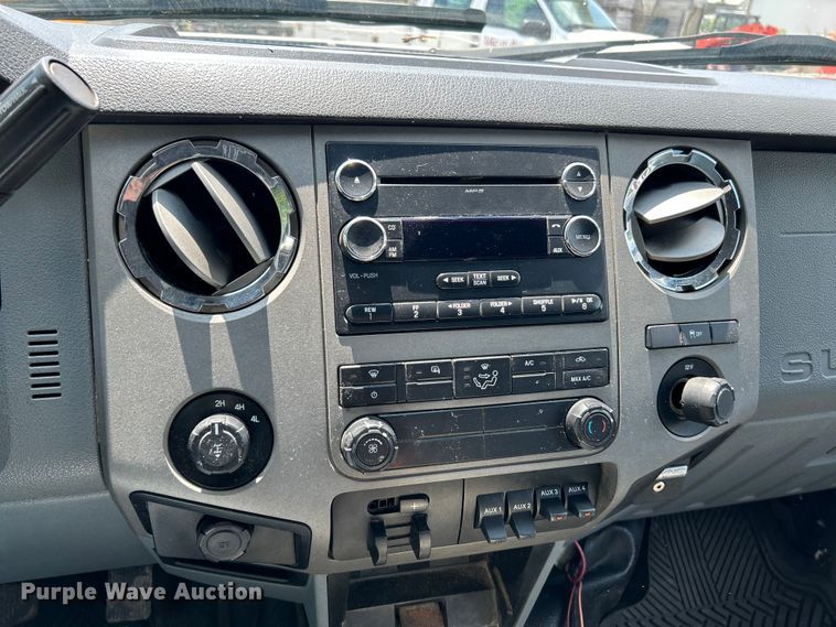 image for item NL9413 2015 Ford F350 Super Duty XLT  Crew Cab pickup truck