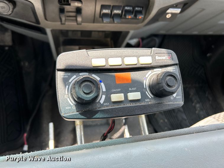 image for item NL9413 2015 Ford F350 Super Duty XLT  Crew Cab pickup truck