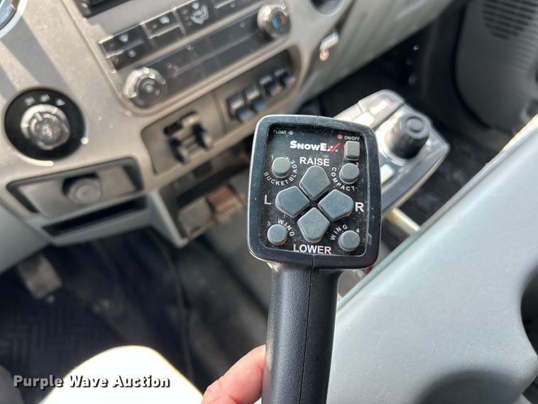 image for item NL9413 2015 Ford F350 Super Duty XLT  Crew Cab pickup truck