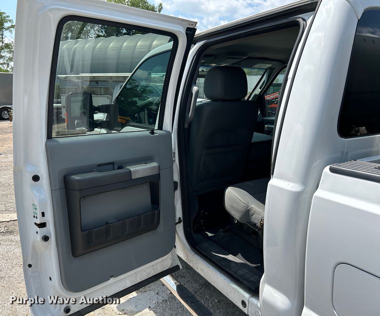 image for item NL9413 2015 Ford F350 Super Duty XLT  Crew Cab pickup truck