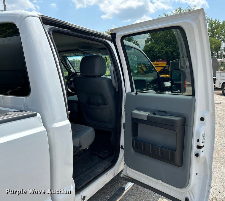 image for item NL9413 2015 Ford F350 Super Duty XLT  Crew Cab pickup truck