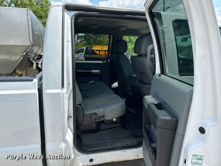 image for item NL9413 2015 Ford F350 Super Duty XLT  Crew Cab pickup truck