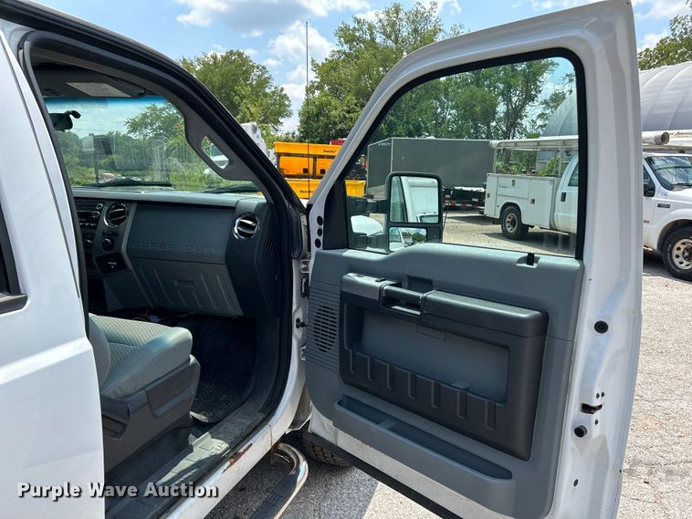 image for item NL9413 2015 Ford F350 Super Duty XLT  Crew Cab pickup truck