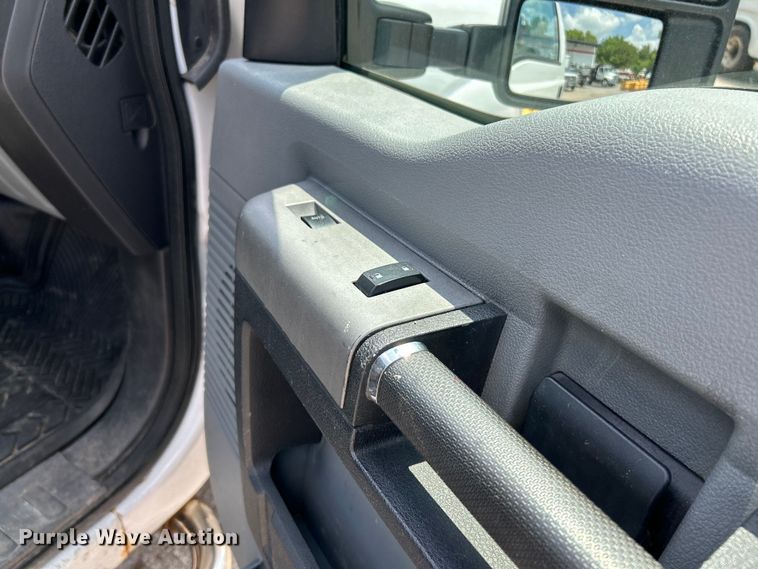 image for item NL9413 2015 Ford F350 Super Duty XLT  Crew Cab pickup truck