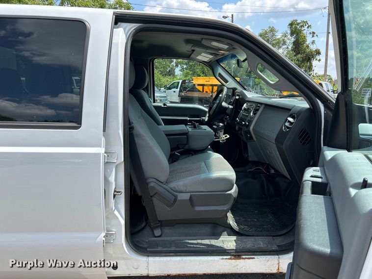 image for item NL9413 2015 Ford F350 Super Duty XLT  Crew Cab pickup truck