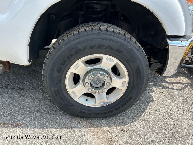 image for item NL9413 2015 Ford F350 Super Duty XLT  Crew Cab pickup truck