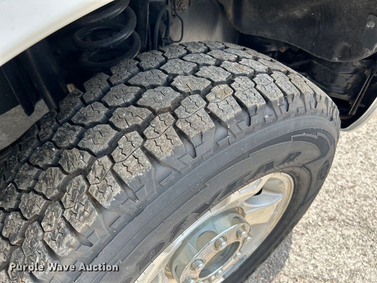 image for item NL9413 2015 Ford F350 Super Duty XLT  Crew Cab pickup truck