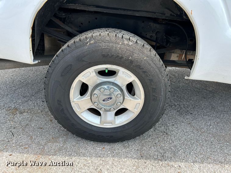 image for item NL9413 2015 Ford F350 Super Duty XLT  Crew Cab pickup truck