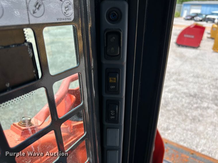 image for item NL9414 2017 Kubota SSV75  skid steer loader