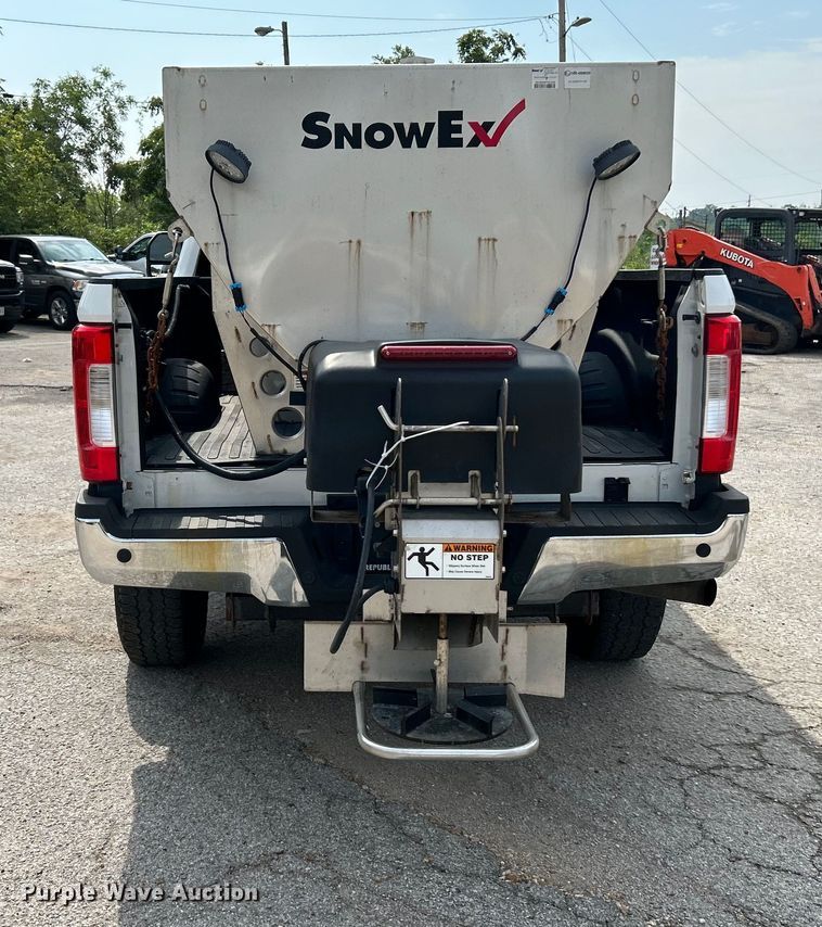 image for item NL9415 2019 Ford F350 Super Duty XLT  Crew Cab pickup truck