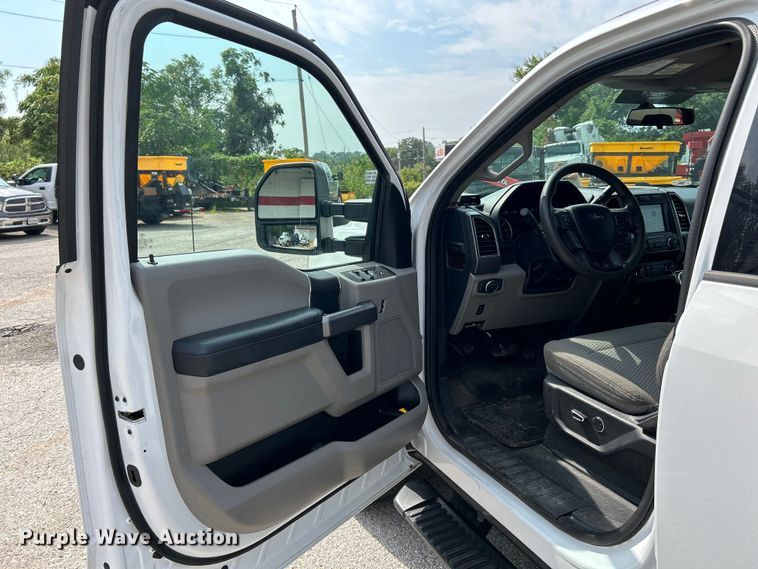 image for item NL9415 2019 Ford F350 Super Duty XLT  Crew Cab pickup truck