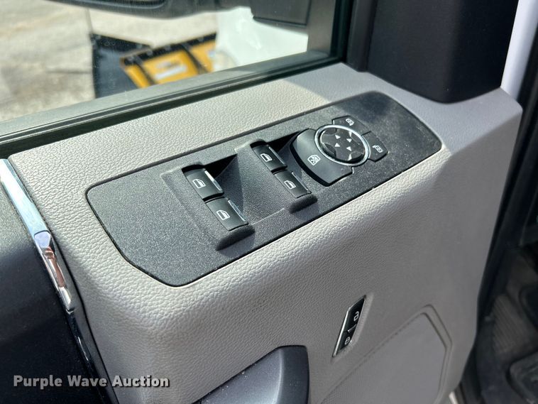 image for item NL9415 2019 Ford F350 Super Duty XLT  Crew Cab pickup truck