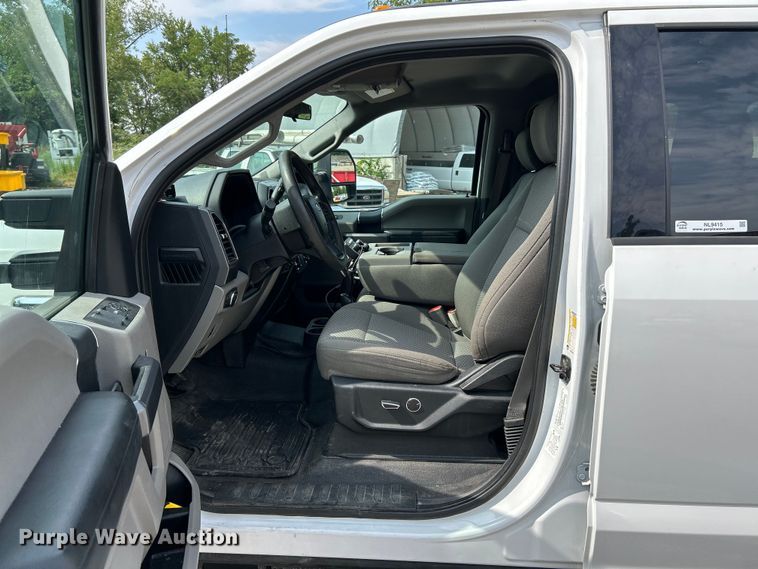 image for item NL9415 2019 Ford F350 Super Duty XLT  Crew Cab pickup truck