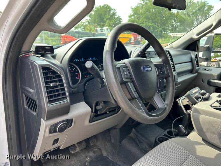 image for item NL9415 2019 Ford F350 Super Duty XLT  Crew Cab pickup truck