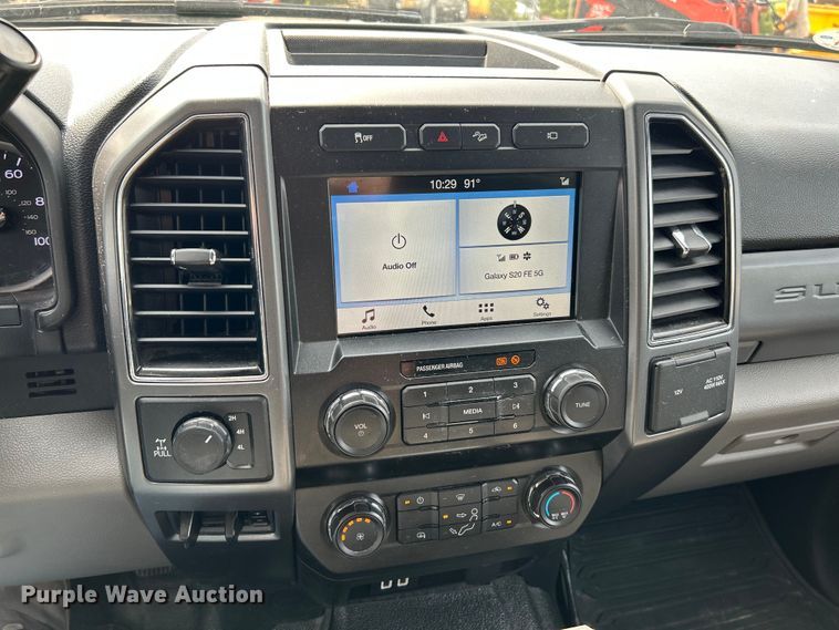 image for item NL9415 2019 Ford F350 Super Duty XLT  Crew Cab pickup truck