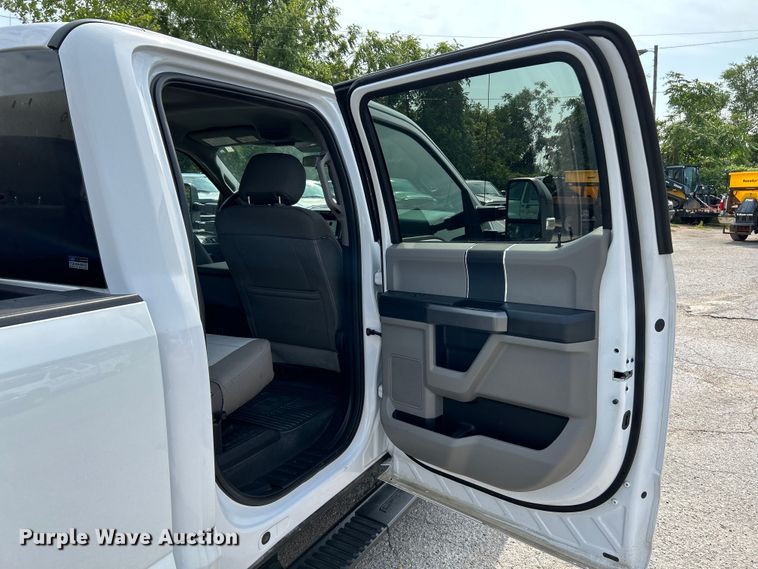 image for item NL9415 2019 Ford F350 Super Duty XLT  Crew Cab pickup truck