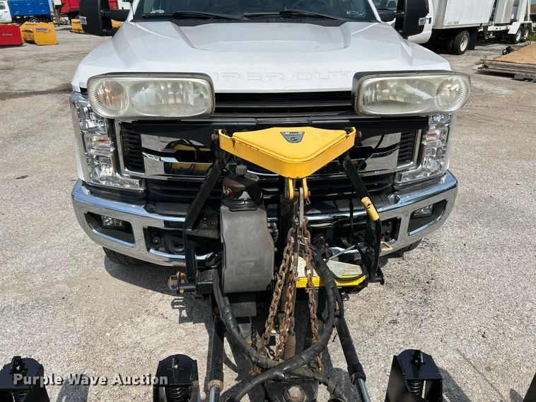 image for item NL9415 2019 Ford F350 Super Duty XLT  Crew Cab pickup truck