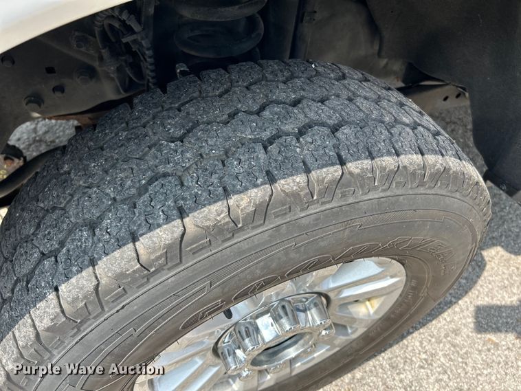 image for item NL9415 2019 Ford F350 Super Duty XLT  Crew Cab pickup truck