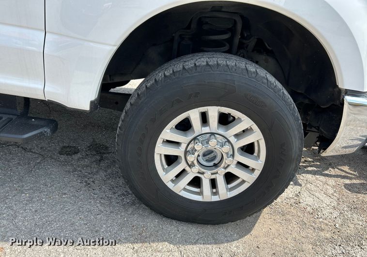 image for item NL9415 2019 Ford F350 Super Duty XLT  Crew Cab pickup truck