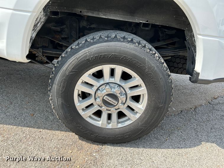 image for item NL9415 2019 Ford F350 Super Duty XLT  Crew Cab pickup truck