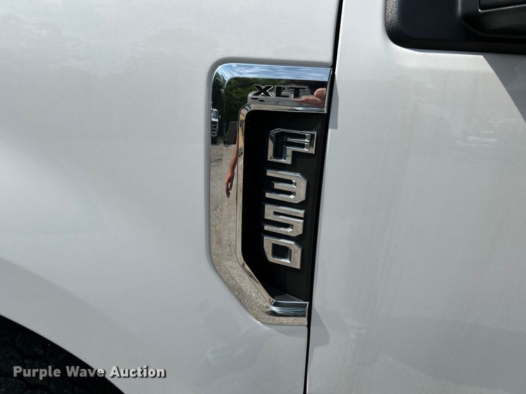 image for item NL9415 2019 Ford F350 Super Duty XLT  Crew Cab pickup truck