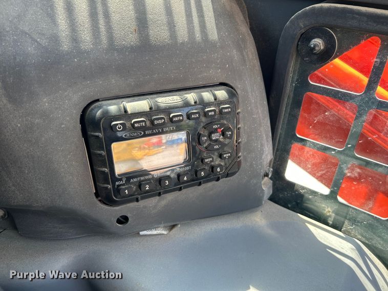 image for item NL9416 2018 Kubota SVL75-2  tracked skid steer loader