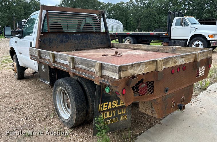 image for item NL9477 2004 Ford F550 Super Duty XL  flatbed truck