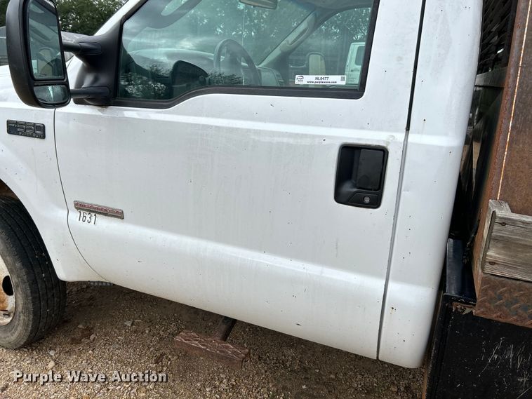image for item NL9477 2004 Ford F550 Super Duty XL  flatbed truck