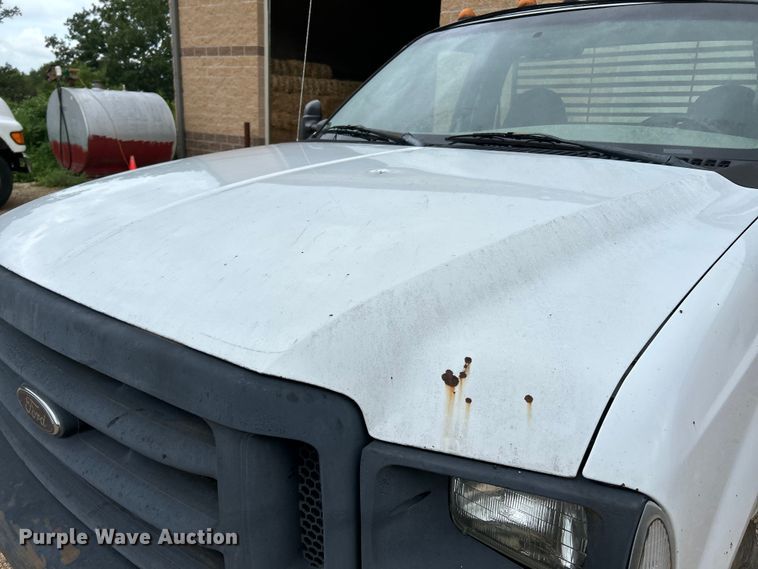 image for item NL9477 2004 Ford F550 Super Duty XL  flatbed truck