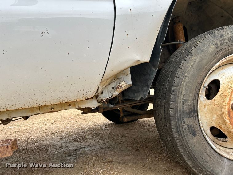 image for item NL9477 2004 Ford F550 Super Duty XL  flatbed truck