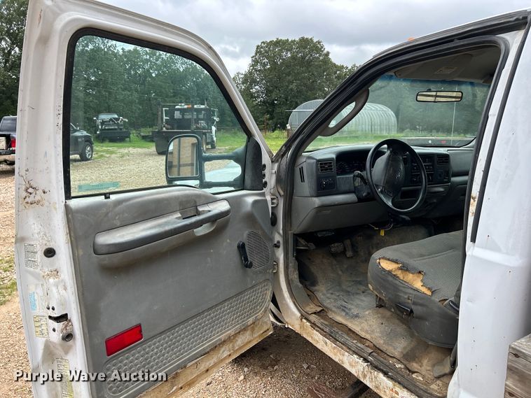 image for item NL9477 2004 Ford F550 Super Duty XL  flatbed truck