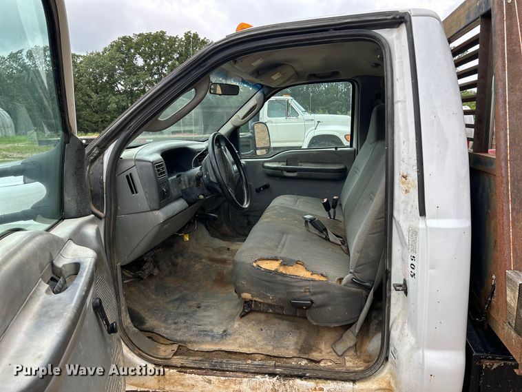 image for item NL9477 2004 Ford F550 Super Duty XL  flatbed truck