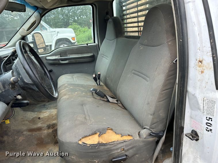 image for item NL9477 2004 Ford F550 Super Duty XL  flatbed truck