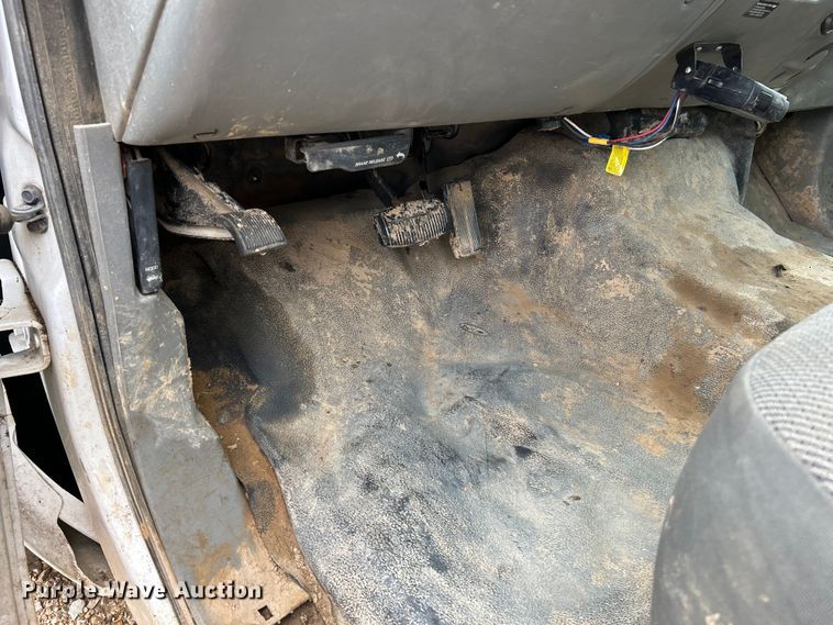 image for item NL9477 2004 Ford F550 Super Duty XL  flatbed truck