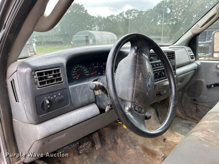 image for item NL9477 2004 Ford F550 Super Duty XL  flatbed truck