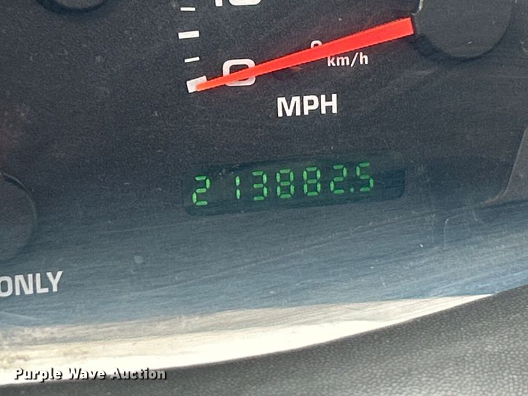 image for item NL9477 2004 Ford F550 Super Duty XL  flatbed truck