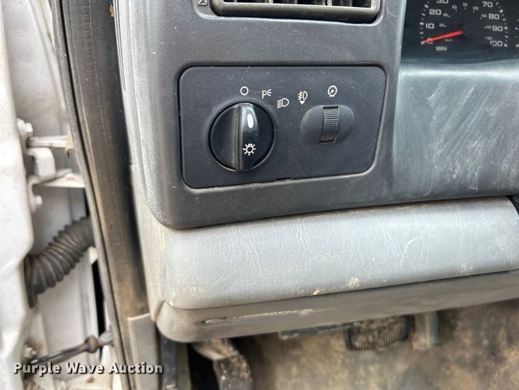 image for item NL9477 2004 Ford F550 Super Duty XL  flatbed truck