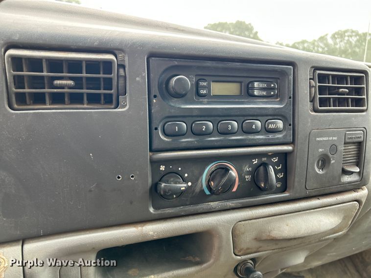 image for item NL9477 2004 Ford F550 Super Duty XL  flatbed truck