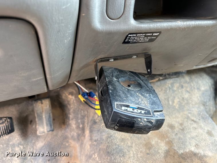 image for item NL9477 2004 Ford F550 Super Duty XL  flatbed truck