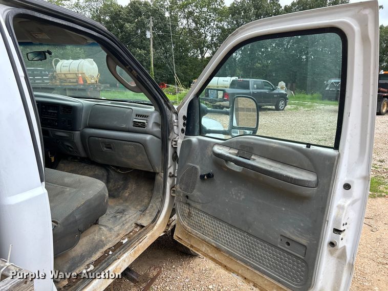 image for item NL9477 2004 Ford F550 Super Duty XL  flatbed truck